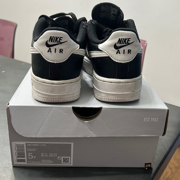 ✨Air Force 1 NIKE black white swoosh as is priced to sell 5 youth - Picture 3 of 5